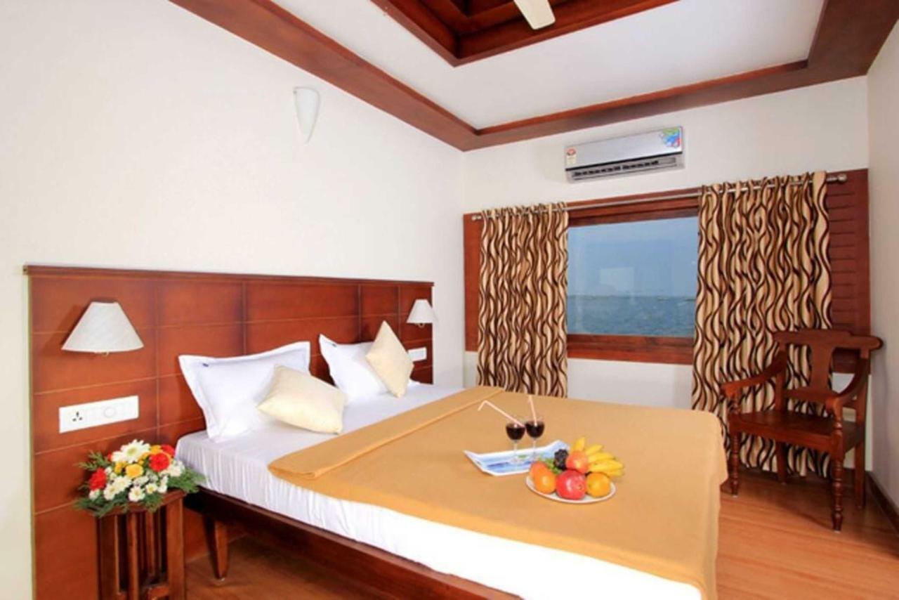 Cosy Premium Houseboats Hotel Alappuzha Bagian luar foto