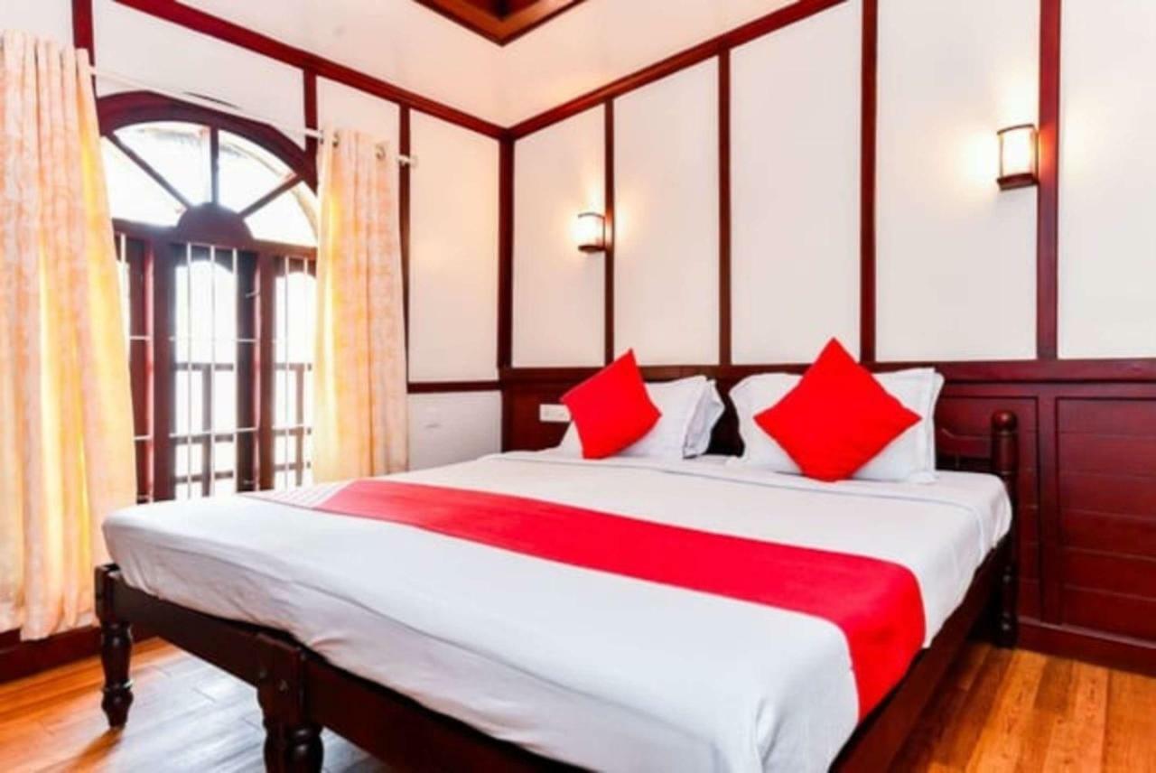 Cosy Premium Houseboats Hotel Alappuzha Bagian luar foto