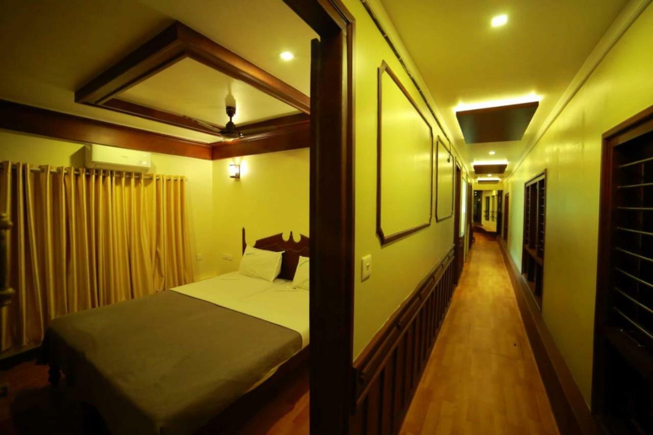 Cosy Premium Houseboats Hotel Alappuzha Bagian luar foto