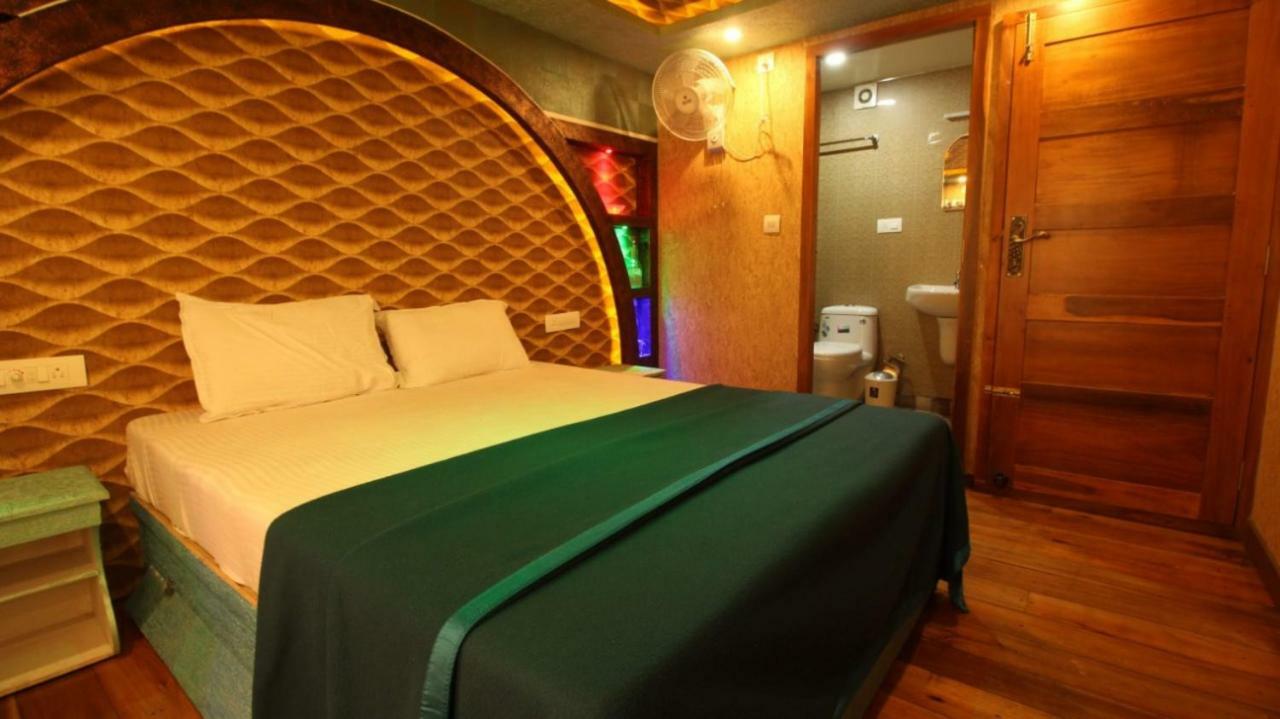 Cosy Premium Houseboats Hotel Alappuzha Bagian luar foto