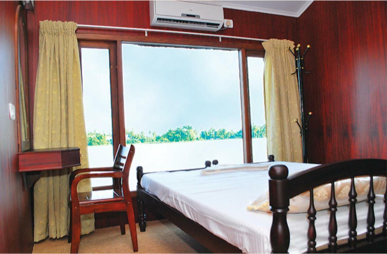 Cosy Premium Houseboats Hotel Alappuzha Bagian luar foto