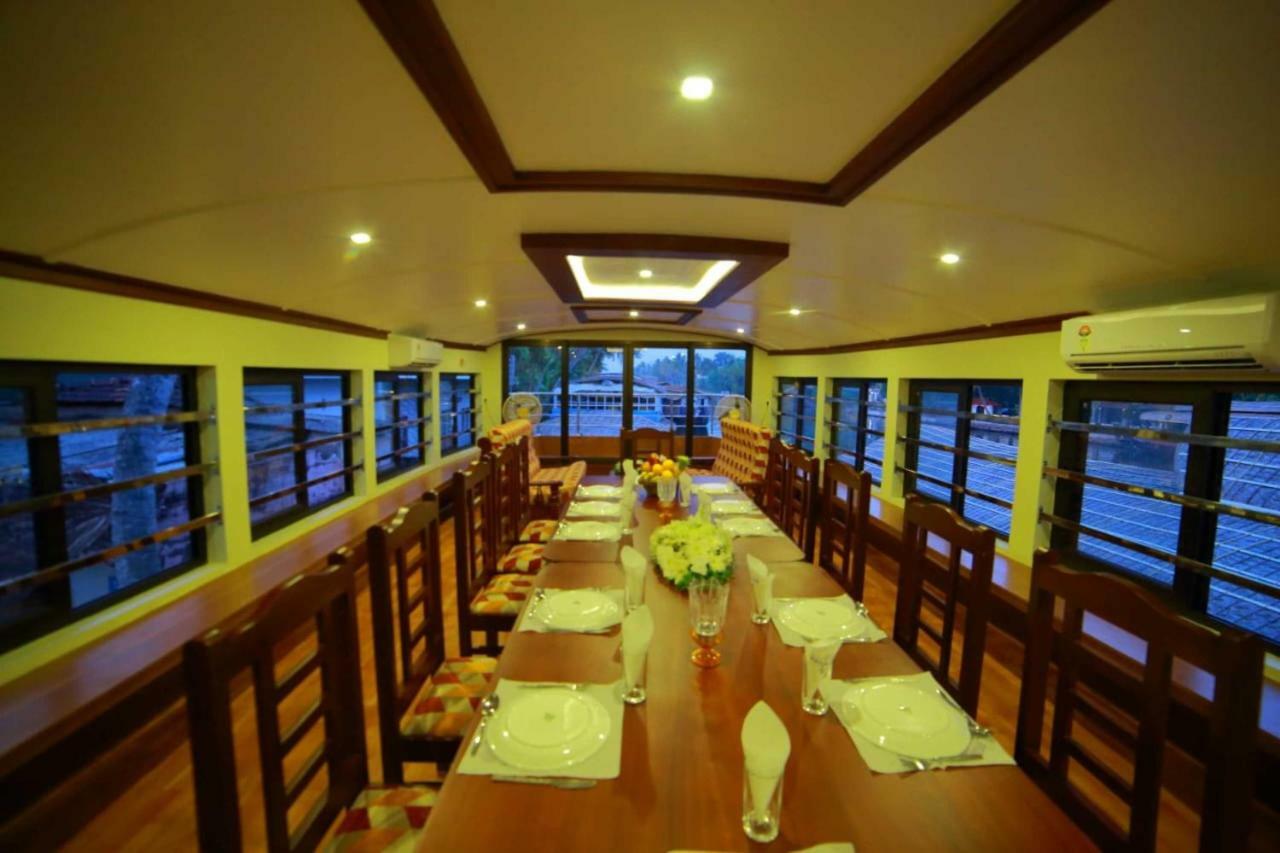 Cosy Premium Houseboats Hotel Alappuzha Bagian luar foto