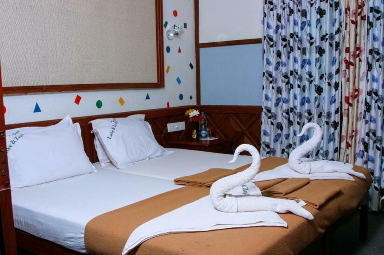 Cosy Premium Houseboats Hotel Alappuzha Bagian luar foto